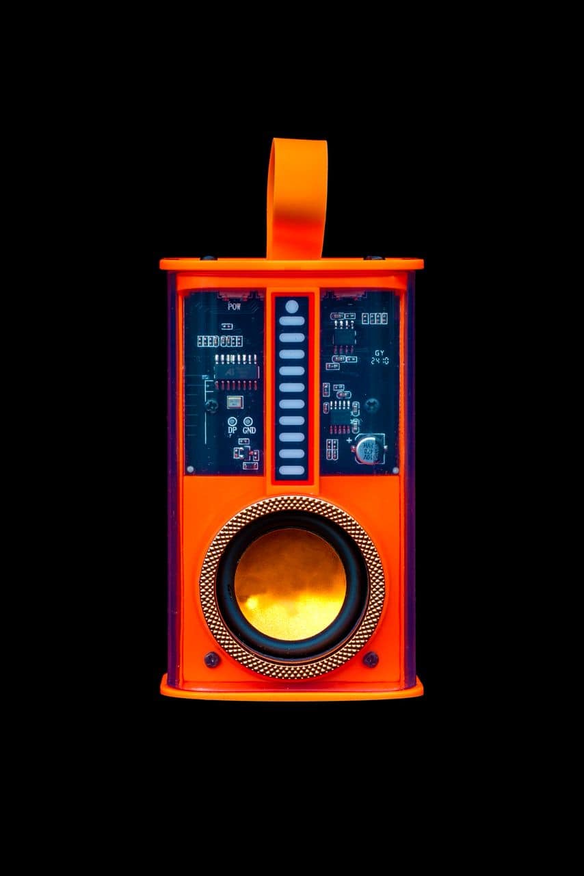 رسانه تصویری از بلندگوی هوشمند و فناوری صوتی مدرن اتوماتیک.